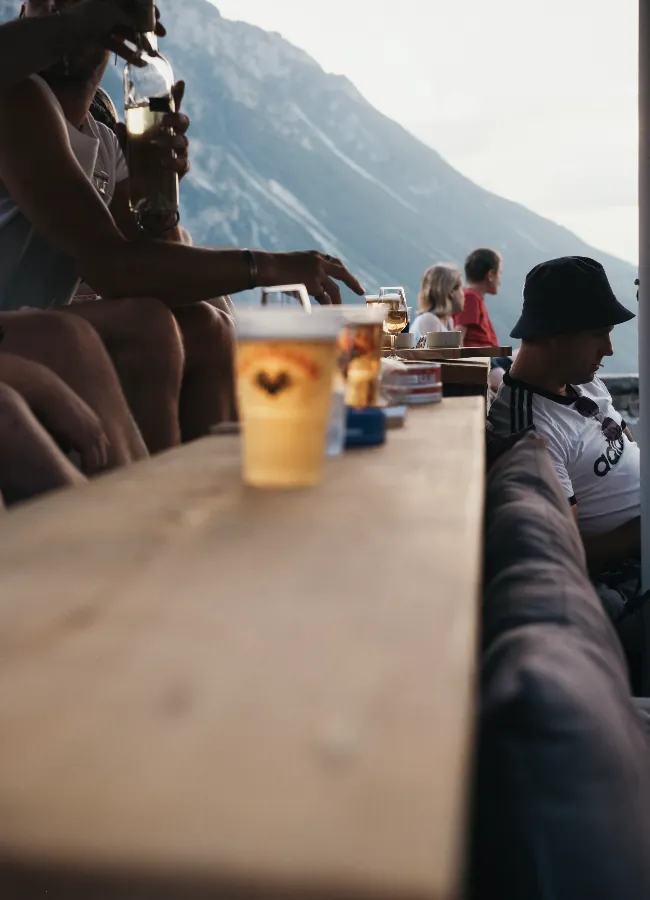 Kühle Getränke auf dem Geländer in der Abendsonne mit Blick ins Tal